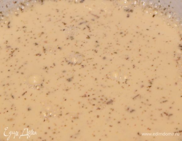 Далее смешиваем в емкости яйца, сметану, молоко, соль, перец и сухие травки: