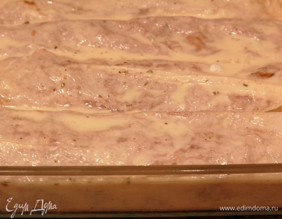 Заливаем этой смесью рулеты и отправляем в разогретую до 200 градусов духовку. Запекаем до зарумянивания рулетов. У меня где-то 1 час. Минут за 15 до окончания готовки я посыпала все тертым сыром.