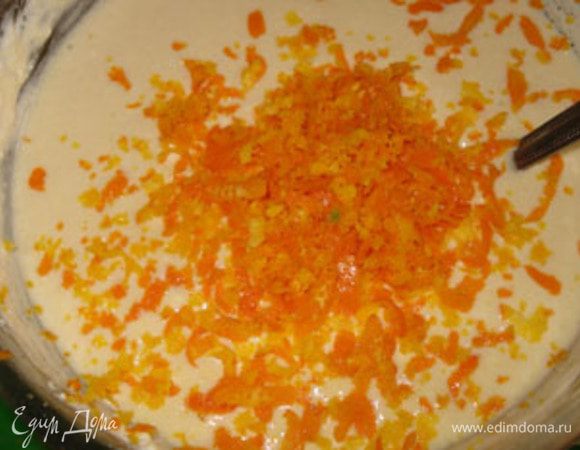 Соединить оба вида творога, не разминая зернышки творога. Добавить цедру с 1 апельсина, творог, сахар и яйца. Все перемешать. Добавить сметану и размягченное масло. Свежевыжатый апельсиновый сок добавить к массе. Все перемешать.