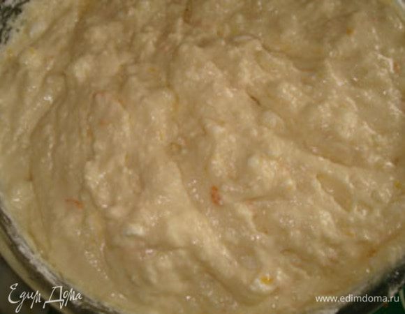 Муку соединить с разрыхлителем. Вводить постепенно в массу до загустения. Муки может понадобиться меньше или больше, все зависит от составляющих и их массе. Масса должна быть достаточно густой.
