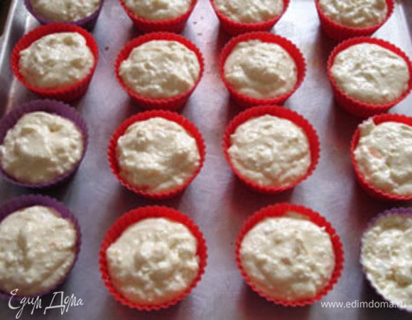 Массу переложить в формочки. я использую их от маффинов, силиконовые и поэтому предварительно не смазываю их маслом. Выпекать при 180С и выпекать 20-25 минут