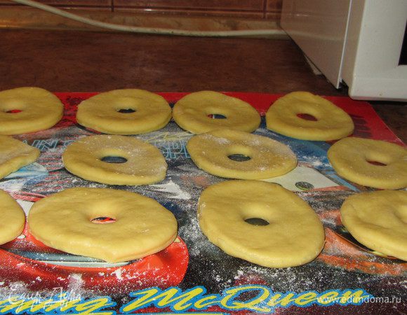 В большую миску просеиваем муку (очень важно!).
В теплое молоко добавляем дрожжи, перемешиваем, накрываем полотенцем и ставим в тёплое место на 20 минут. 
Через 20 минут к дрожжам и молоку добавляеи сахарный песок, соль, желтки и хорошо взбиваем. Добавляем подогретое при комнатной температуре до размягчения (но не растопленное!) сливочное масло. Аккуратно и тщательно перемешиваем.