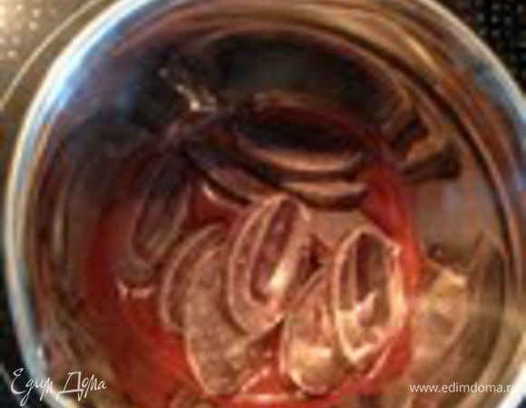 Шоколадный бисквит  без муки.

Кувертюр растопить на водяной бане (температура шоколада должна достигнуть 40°).
Желтки отделить от белков.

