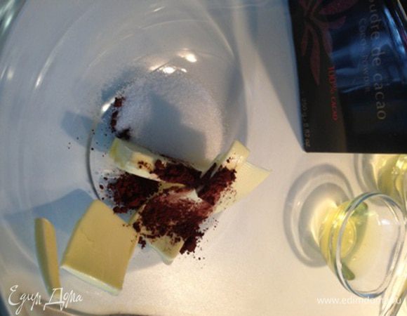 Масло разрезать на маленькие кусочки,взбить с какао и 20 г сахара 

