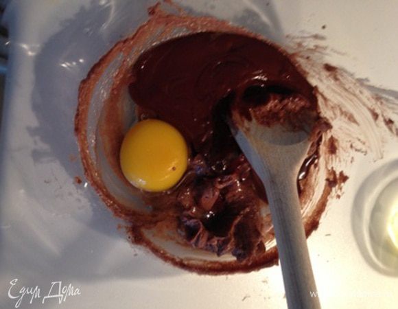 Добавить 1 желток ,1/2 белка и шоколад.Перемешать до однородного состояния.

