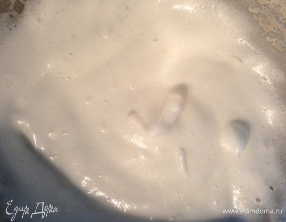 Оставшиеся белки взбить  в легкую пену,периодически во время процесса добавляя по небольшому количеству сахара.

