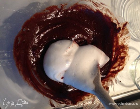 Аккуратно вмешать белки в шоколадную массу.

