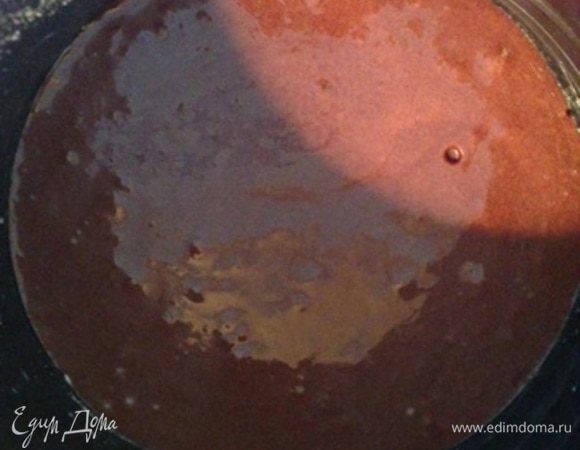 .Духовку разогреть до 180°.Форму диаметром 16 см смазать сливочным маслом,присыпать мукой и перелить тесто.Выпекать 20 минут.Готовность проверьте зубочисткой.