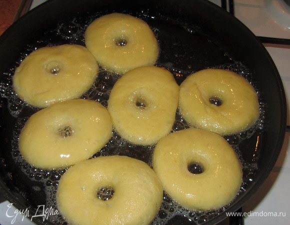 Разогреваем масло на глубокой сковороде или в кастрюле. Масла для жарки должно быть столько, чтобы пончик был погружен наполовину.
Очень активно растут во время жарки.
Обжариваем пончики до красивого подрумянивания с одной, затем с другой стороны. Обжаренные с двух сторон дрожжевые пончики выкладываем на бумажное полотенце для удаления излишнего масла.
