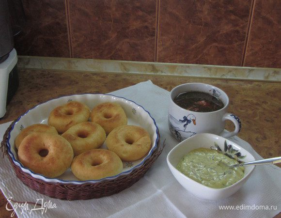 Еще вариант.НЕ сладкие пончики.После жарки посипаем солью,мелко нарезаным укропом и чесночком.Подаем к борщу или бульону.