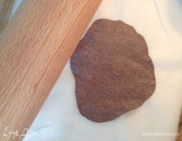 Шоколадные диски:
Кувертюр растопить на водяной бане , перелить на лист пергамента,сверху положить второй лист пергамента и разровнять шоколад.Я это делаю при помощи скалки.
Переместить в холодильник до застывания,прим.на 30 минут-час.

