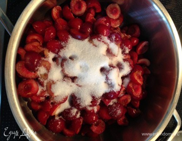 Вишневое мороженое:
.Вишню засыпать 35 г сахара,поставить на маленький огонь и помешивая проварить до тех пор,пока вишня не станет очень мягкой.
Снять с огня ,остудить и пюрировать немного,чтобы остались кусочки вишен.

