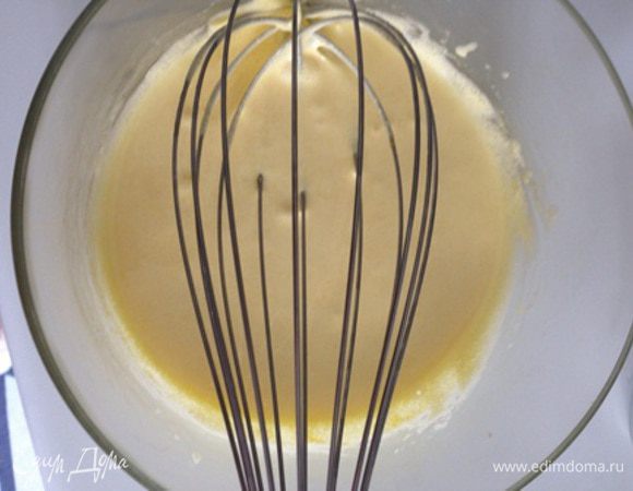 Молоко и сливки нагреть,но не доводить до кипения.
Отдельно взбить желток с 20 г сахара,


