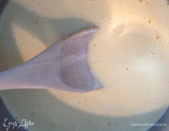 влить 2 ст. л. теплого молока и перелить массу в молоко.Поставить на небольшой огонь и варить (постоянно помешивая) до совсем небольшого загустения.
Затем полностью остудить и соединить с вишневым пюре.Перелить массу в мороженицу.