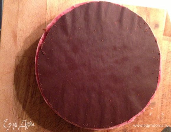  снять кольцо формы,установить на мороженое шоколадный диск,вновь вернуть торт в кольцо и поставить в морозильную камеру на 10-20 мин.

ЗатемШоколадный диск покрыть сливочным мороженым и поставить торт в морозильную камеру на несколько часов.Я обычно оставляю на ночь.

