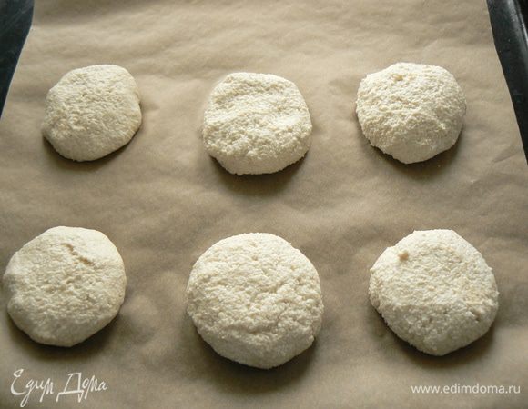 Сформовать сырники и выложить на противень, застеленный бумагой для выпечки(слегка смазать маслом). Запекать при 190 градусах 20-30 минут.