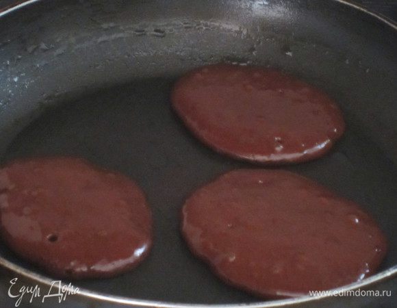 Разогреть сковороду, смазать сливочным маслом и испечь оладьи.