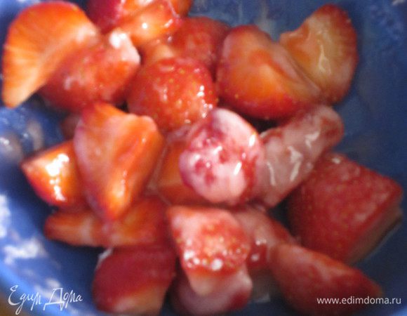 Клубничный соус: Ягоды помыть, выложить на бумажное полотенце. Разрезать каждую ягодку пополам, засыпать оставшейся сахарной пудрой и хорошо перемешать.