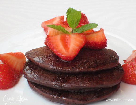 На панкейки выложить клубничный соус и подавать. Приятного аппетита:)