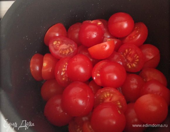 Тем временем делаем соус. Черри режем пополам, складываем в сотейник, тушим на среднем огне, пока они не начнут активно отдавать сок, добавляем сок лимона