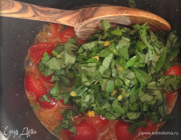 Перекладываем к помидорам зелень и цедру, перемешиваем, добавляем крахмал, еще раз перемешиваем, доводим до загустения. Отставляем в сторону 