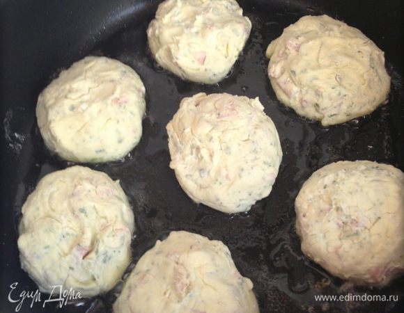 Тесто обваливаем в муке, формируем сырники, жарим на среднем огне до готовности