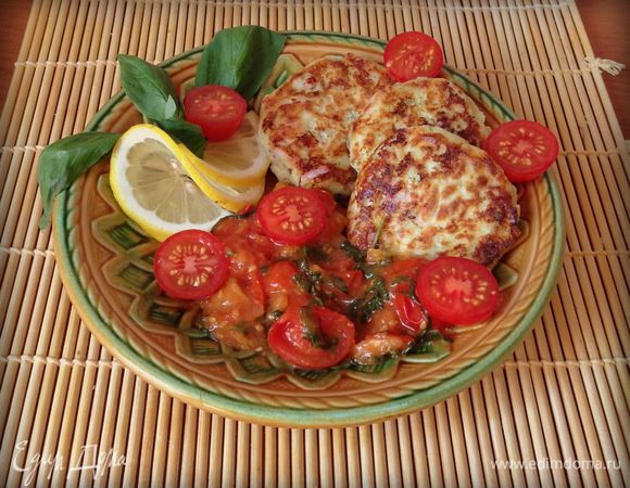 Выкладываем на тарелку сырники и соус. Приятного аппетита!