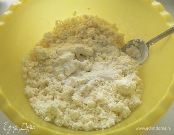 Творог протереть, выложить в миску и размять  с сахаром, солью и ванилином до гладкой и однородной массы.