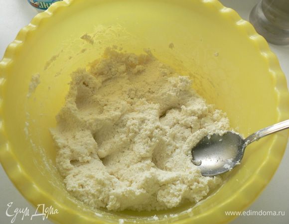 Добавить манку и крахмал, перемешать до однородности. Оставить минут на 5-10 для набухания манки. 