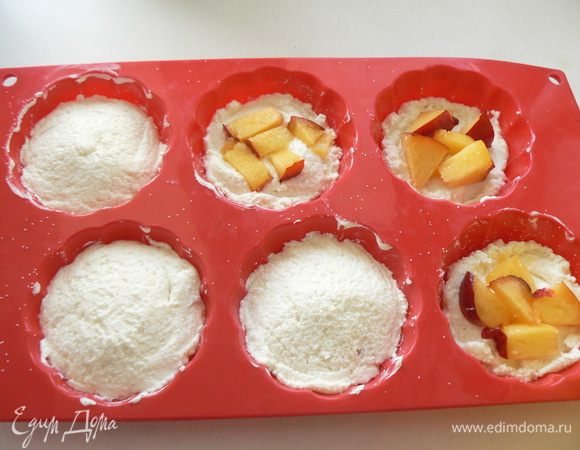 Закрыть еще 1-2 ст.л. "теста". 
Выпекать 40-50 минут. Остудить в форме.