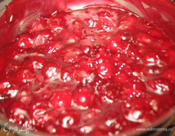 300 г вишни засыпать 3 ст.л. сахара и дать постоять. Поставить на медленный огонь до растворения сахара. Вливаем разведенный крахмал и варим до загустения. А дальше можно поступить как советует Ниночка (Nin@ G.Lov) в рецепте Песочное печенье с ореховым безе и вишней "Глаза совы".  Или даем остыть до температуры, чтобы можно было доставать вишню из киселя.