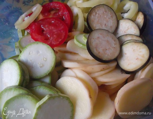 Овощи вымыть и нарезать колечками...