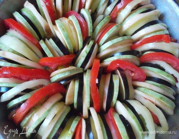 Выложить овощи в форму, чередуя их как вам нравится, посолить и посыпать рубленой зеленью. Накрыть пергаментом и запекать при 180 градусах около часа...