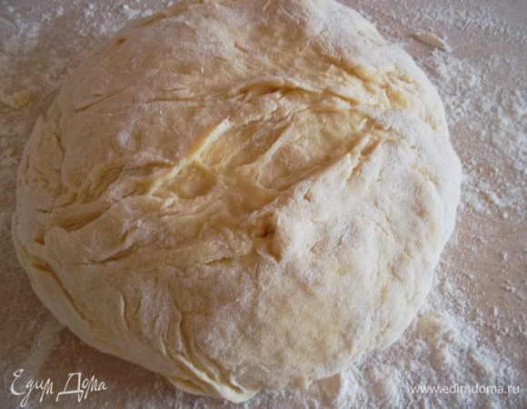 Добавляем яйца, масло, соль и постепенно добавляя муку замешиваем тесто, как на пирожки (чтобы не липло к рукам и раскатывалось, но не крутое)...