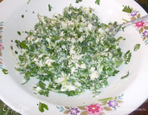 Брынзу разминаем, смешиваем с нарезанной петрушкой и чесноком...