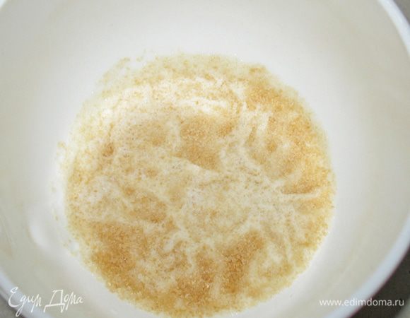 Готовим мусс.  Заливаем желатин молоком. 

