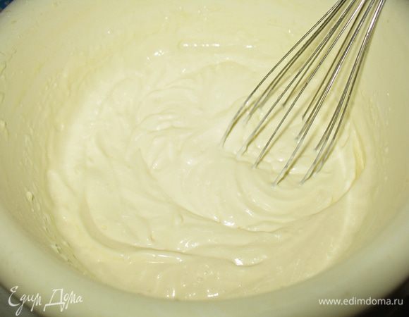 Взбиваем охлажденные сливки до полуготовности. Продолжая взбивать тонкой струйкой добавляем сгущенку (желательно периодически пробовать на сладость). Продолжаем взбивать до пиков (загустения). 