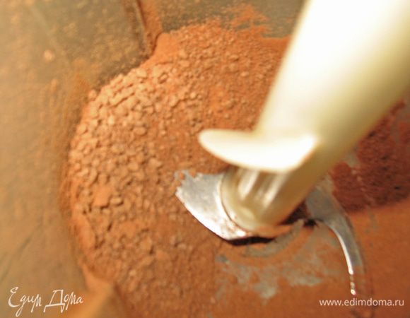 в блендере шоколад превращаем в крошку. Растворяем желатин, главное не кипятить. 