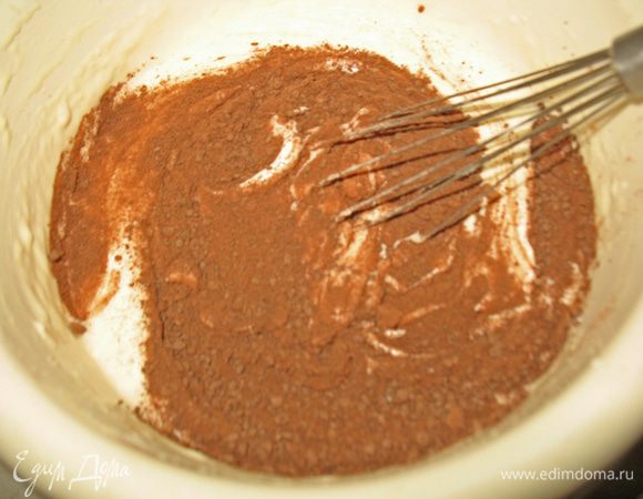 Всыпаем шоколадную крошку и вливаем растворенный желатин в сливочно-сгущенную массу, аккуратно перемешиваем. 