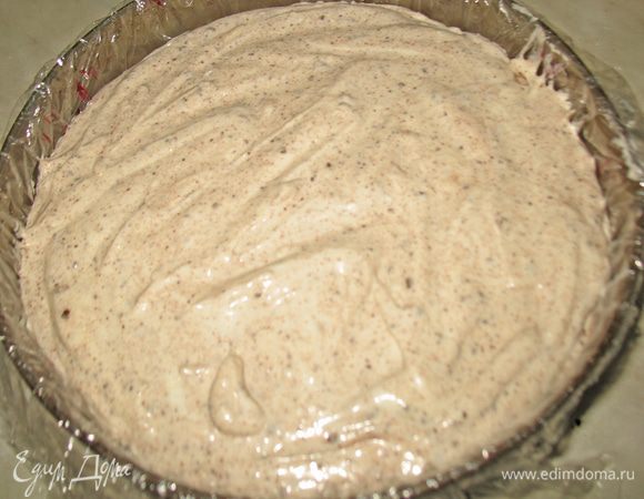 Сливочно-сгущенную массу выкладываем на корж с вишней. И ставим в холодильник. 