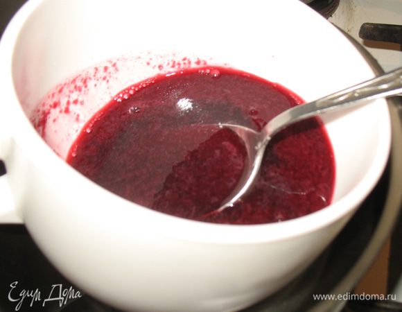 Тем временем желатин заливаем вишневым соком, даем набухнуть. Добавляем 2 ст.л. сахара и ставим на водяную баню до растворения сахара и желатина.  Оставшуюся вишню окунаем в желатиновый раствор и выкладываем на торт, в произвольном порядке (это уже часть украшения). Оставляем торт в холодильнике на 4 часа, а лучше на ночь. 