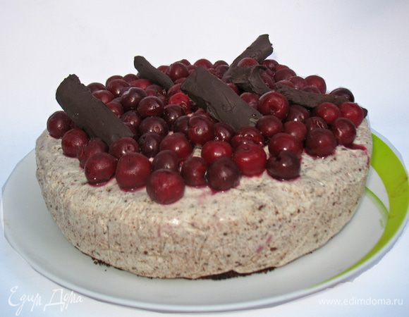 Из шоколада делаем трубочки или другое украшение по вашему вкусу.  Я только начинаю дружить с шоколадом, но у меня еще получается из рук вон плохо. Но уже есть небольшой прогресс. Так что надеюсь что шоколадные украшения у вас получатся намного лучше.  Торт достаем из холодильника, перекладываем на тарелку и украшаем шоколадом. 