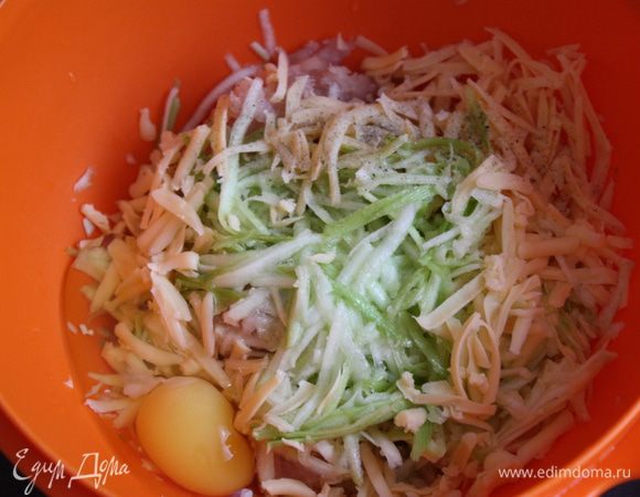 К полученному фаршу добавляем натертый на крупной терке кабачок и сыр (я сыр люблю и тру всегда на глаз), туда же добавляем яйцо, солим, перчим и хорошенько перемешиваем.