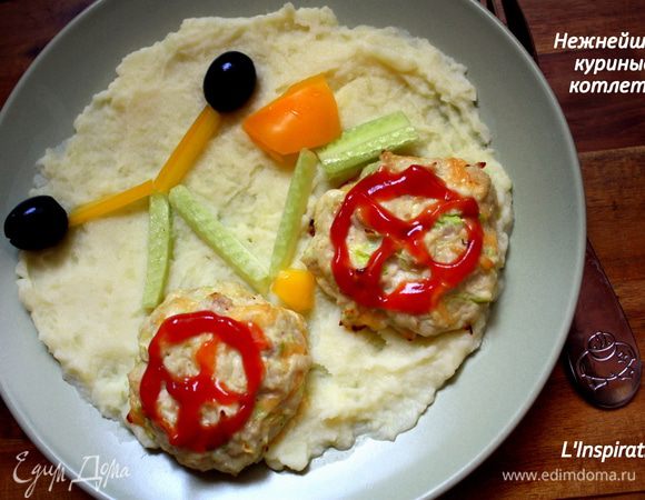 Ну и украшаем))) Фоном я выложила картофельное пюре, на котлетки нанесла немного томатного соуса домашнего, а из огурцов и перца соорудила что-то типа велосипеда)) ну мне показалось похоже))