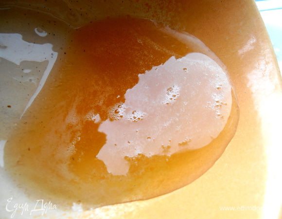 Чашку с желатином ставим в миску с водой на огне или распускаем все крупинки...