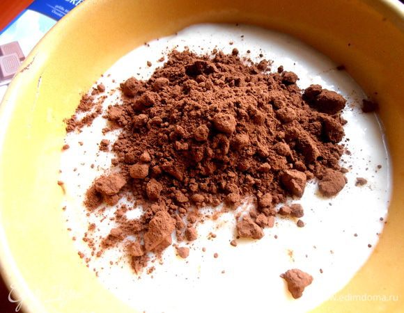 В одну чашку всыпаем какао...Кто занимается выпечкой,знают, что какао бывает совершенно разного по насыщенности цвета..., от светлого до тёмного! Но не забываем, что готовим для детей, поэтому без излишеств)))