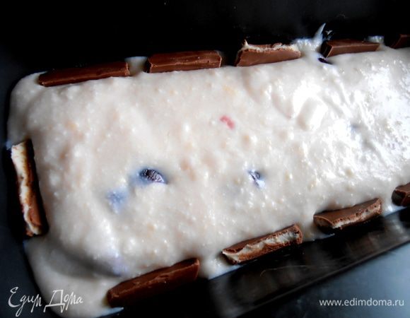 У меня дома оказался шоколад с молочной начинкой (как раз для детей!), поэтому по краю воткнула кусочки шоколадки))) Отправляем в холодильник... Я поставила в морозилку..., так быстрее))) Но,если Вы планируете выйти из дома, то лучше не рисковать)))