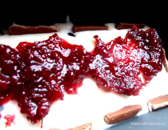 Когда нижний слой схватится, вынимаем...Я решила сделать контрастную линию из смородинового варенья...., так интересней гораздо!!!