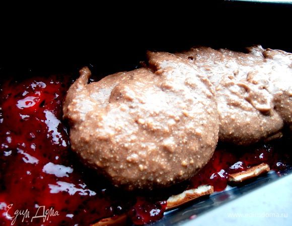 И сразу выкладываем массу из какао... Если она успела сильно загустеть, не беда! Добавьте чего-нибудь молочного (или даже простой воды!) и перемешайте)))