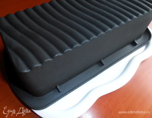 Проверяем пальцем: если пружинит, то готово..., а если остаётся ямка, пусть ещё постоит! Затем отгибаем края от желе и переворачиваем на блюдо резким движением...